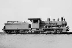 Bahnhof Kidete der Tanganjikabahn, um 1915, Borsig lieferte 1909/10 insgesamt neun Lokomotiven an die Ostafrikanische Eisenbahngesellschaft (OAEG, Sitz in Berlin)